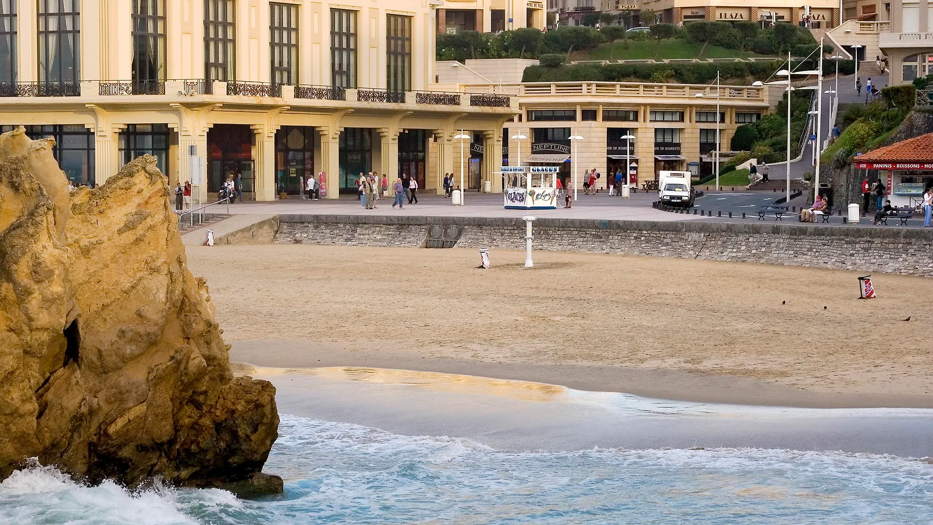 Hotel Plaza Biarritz Plage - Handwritten Collection contacts